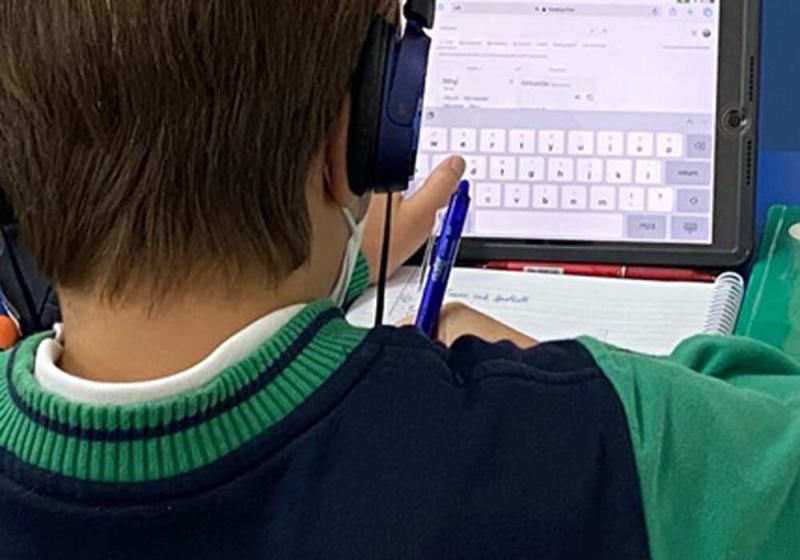 Estudiante con una tablet en el colegio