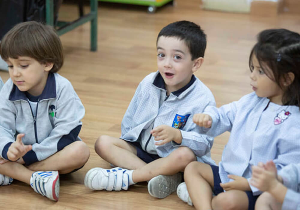 Niños sentados en el suelo