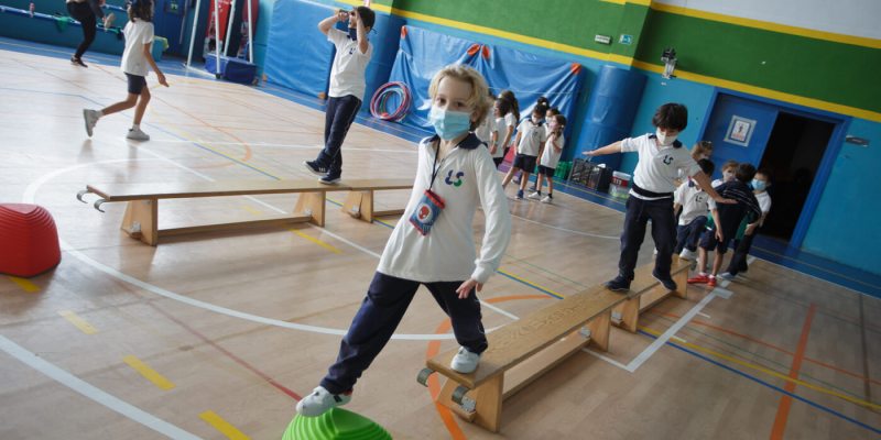 Niños haciendeo ejercicio
